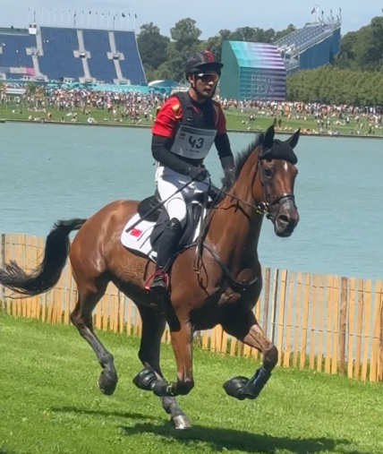 卢森堡马术选手精湛表现，登上领奖台