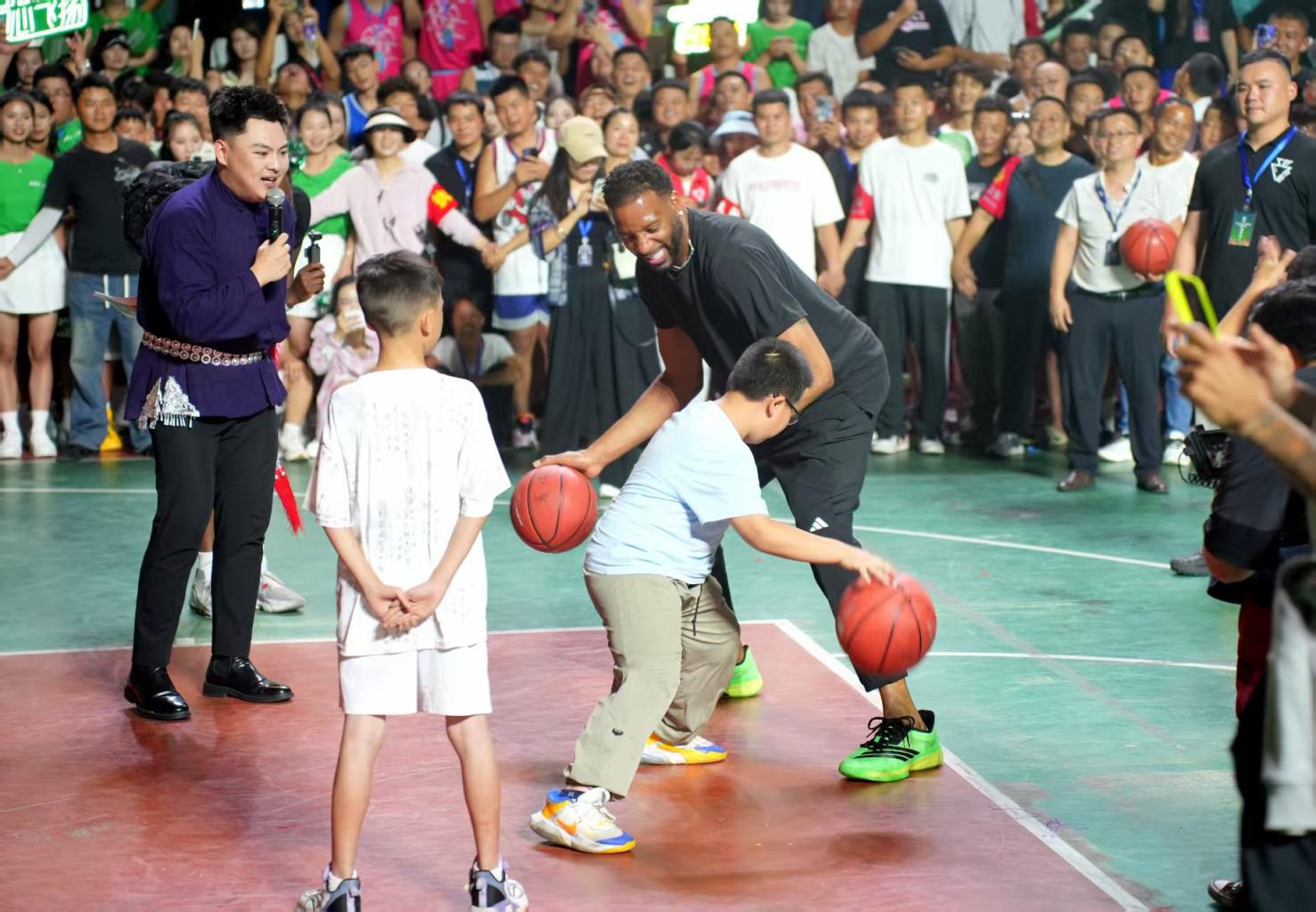 包含篮球明星实力PK，现场气氛热烈的词条