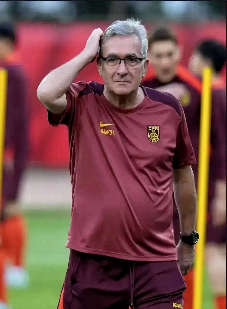 九游体育亚洲官网-包含火速解雇主教练，球员情绪低落不知所措的词条