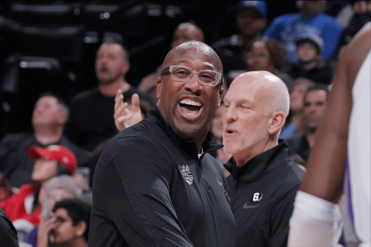 包含火速解雇主教练，球员情绪低落不知所措的词条