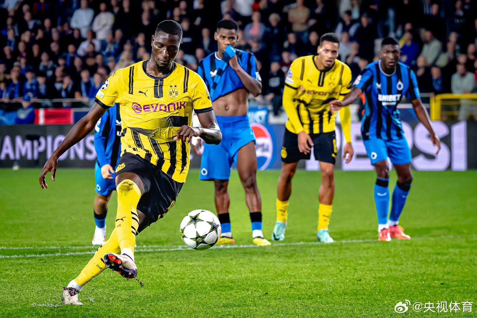 多特蒙德球员交流不畅,教练组努力提升配合的简单介绍 多特蒙德球员交流不畅,教练组努力提升配合的简单介绍