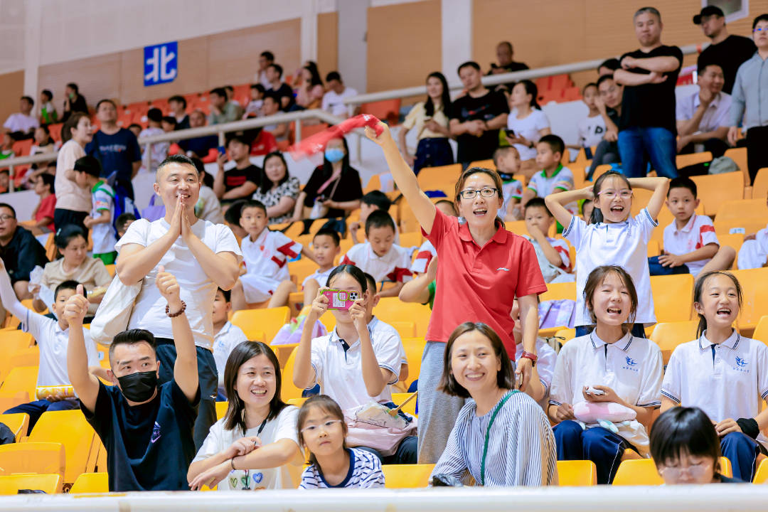 场上精彩对决,观众尽享视觉盛宴 场上精彩对决,观众尽享视觉盛宴